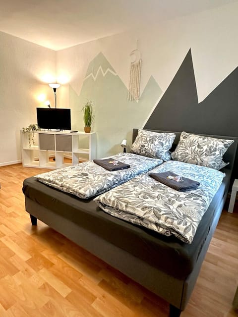 Bed, TV and multimedia, Bedroom