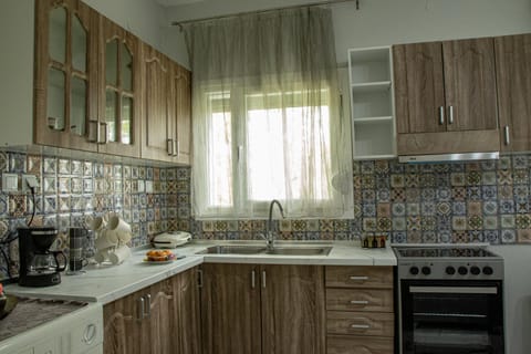 Coffee/tea facilities, Kitchen or kitchenette, stove