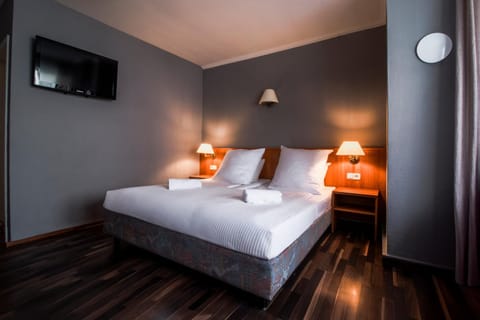 Bed, TV and multimedia, Photo of the whole room, Bedroom, towels