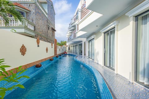 Property building, Day, Swimming pool, Swimming pool