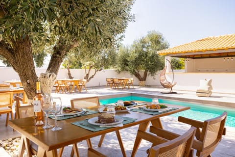 Patio, Restaurant/places to eat, Food and drinks, Seating area, Dining area, Pool view, Swimming pool, sunbed