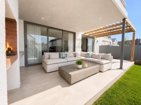 Property building, Patio, Day, BBQ facilities, Garden, View (from property/room), Balcony/Terrace, Living room, Seating area, Garden view
