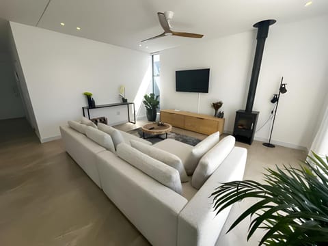 TV and multimedia, Living room, Seating area, fireplace