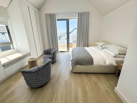 Property building, Bed, Balcony/Terrace, Seating area, Bedroom, wardrobe