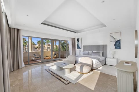 Bed, TV and multimedia, Living room, Photo of the whole room, Seating area, Bedroom