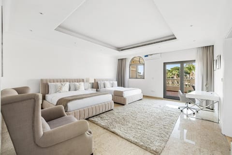 Bed, Living room, Photo of the whole room, Seating area, Bedroom