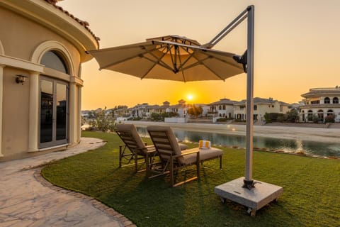 Property building, Patio, Day, Natural landscape, Garden, Living room, Seating area, Garden view, Pool view, Swimming pool, Sunrise, Sunset, sunbed