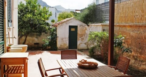 Property building, Balcony/Terrace, Living room