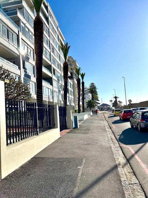 Beach Front Apartment Between Sea Point and Bantry Bay Apartment in Sea Point