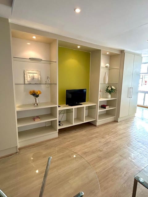 Beach Front Apartment Between Sea Point and Bantry Bay Apartment in Sea Point