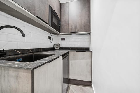 Casa Pinto Luxe & Comfy 3BR House with Private Rooms or Full-House Stay By AltoLuxo Short Lets & Serviced Accommodation Apartment in Bristol