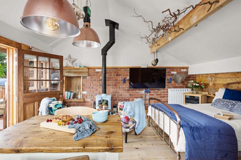 Bed, TV and multimedia, Seating area, Dining area, fireplace