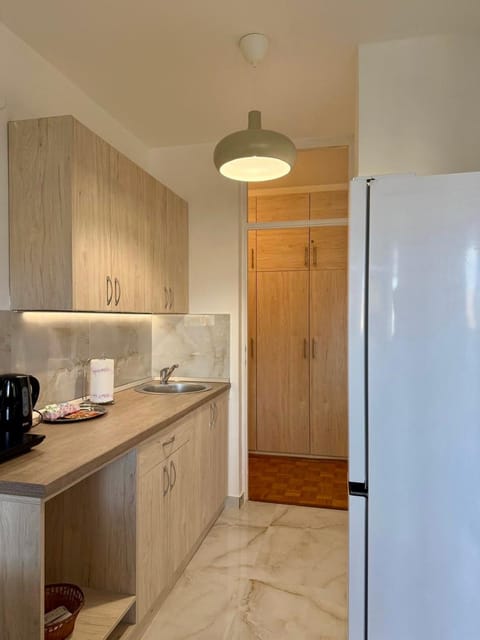 Coffee/tea facilities, Kitchen or kitchenette, stove, kitchen