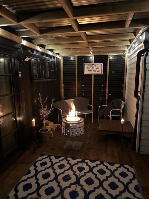 Night, BBQ facilities, Living room, Seating area