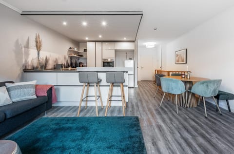 Kitchen or kitchenette, Living room, Seating area, Dining area