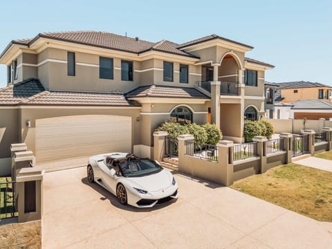 Property building, Day, Neighbourhood, Garden, Parking