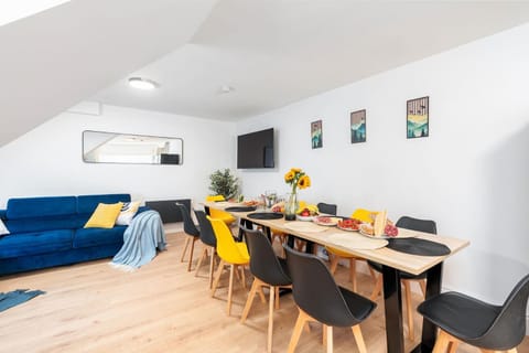 Living room, Seating area, Dining area