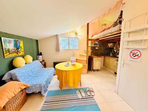 Bed, Kitchen or kitchenette, Living room, Photo of the whole room, Seating area, Dining area, Bedroom, stove