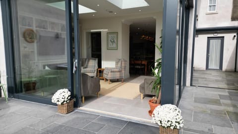 Patio, Day, Living room, Seating area, Dining area