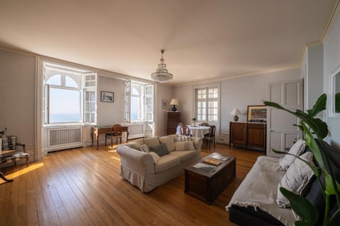 Living room, Seating area, internet