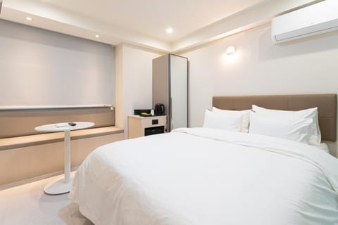 Bed, TV and multimedia, Photo of the whole room, Bedroom, air conditioner