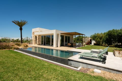 Property building, Day, Pool view, Swimming pool, sunbed