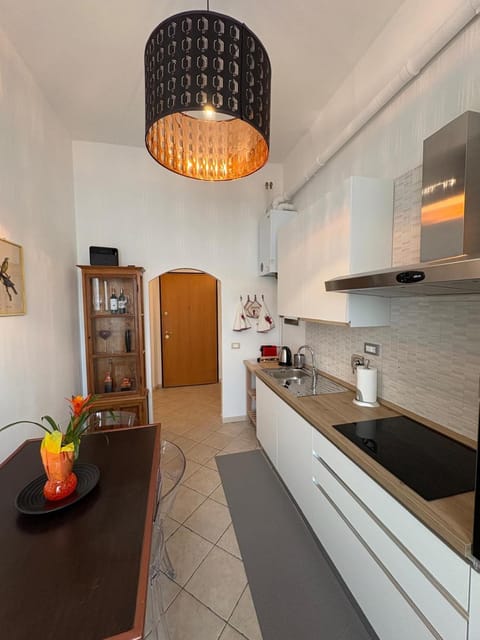 Kitchen or kitchenette, dishwasher, stove