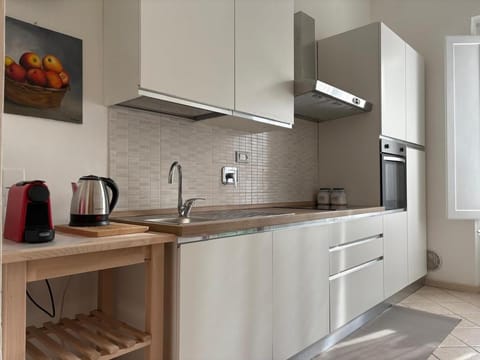 Coffee/tea facilities, Kitchen or kitchenette, dishwasher, oven, stove, toaster