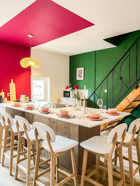 Kitchen or kitchenette, Living room, Seating area, Dining area