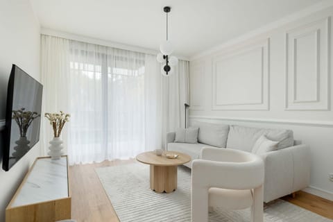 TV and multimedia, Living room, Seating area, Evening entertainment