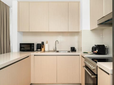 Elite Nest - Luxurious 4BR with PS5 Room, 1 min to F1, Ferrari World & SeaWorld Apartment in Abu Dhabi