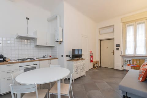 TV and multimedia, Living room, Dining area, oven, stove, air conditioner