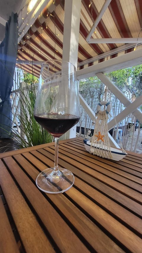 Patio, Day, Balcony/Terrace, Food and drinks, Drinks, Alcoholic drinks