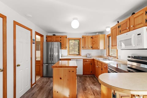 Steps to Neighborhood Beach Dog Friendly House in North Eastham