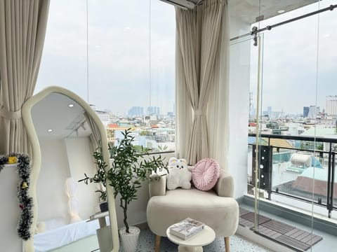 View (from property/room), Balcony/Terrace, Living room, Seating area, City view