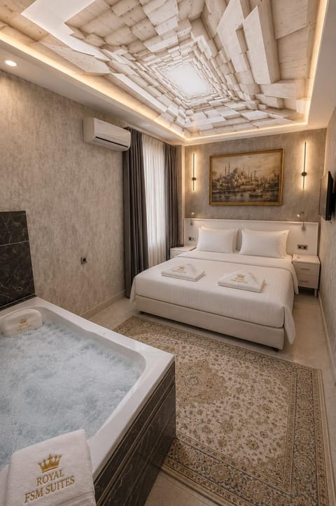 Bed, Hot Tub, Bedroom, Bath, towels
