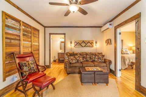 TV and multimedia, Living room, Photo of the whole room, Seating area, Mountain view