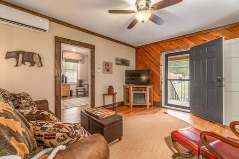 TV and multimedia, Living room, Seating area, Mountain view