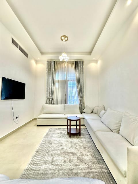 TV and multimedia, Living room, Seating area, Evening entertainment, air conditioner