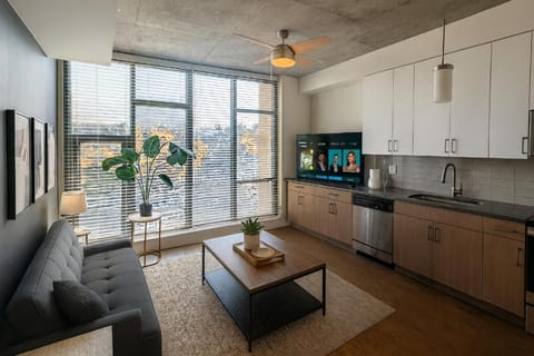 Elegant 2BR High-Rise Stay Downtown Birmingham Apartment in Vestavia Hills