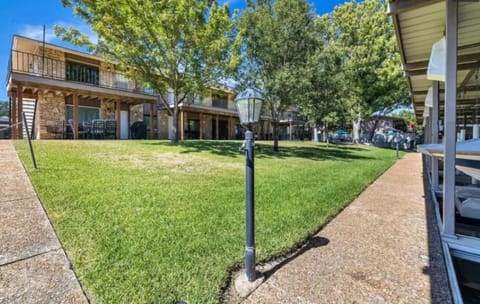 Waterfront Getaway Lake Access Deck BBQ Grill House in Kingsland