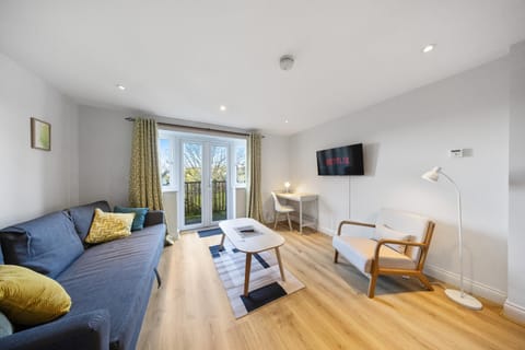 Bed, TV and multimedia, Living room, Photo of the whole room, Business facilities, Seating area, Bedroom, Garden view