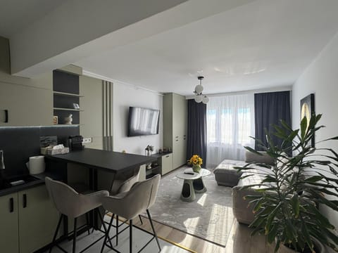 TV and multimedia, Living room, Seating area, Dining area