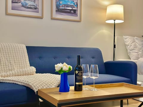Living room, Food and drinks, Seating area, Alcoholic drinks