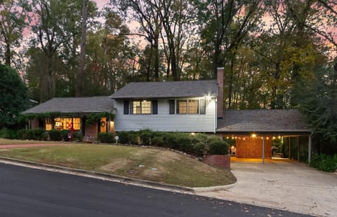 Sweet Home Bama Hideaway-Walk to UA & Bryant Denny Stadium House in Northport