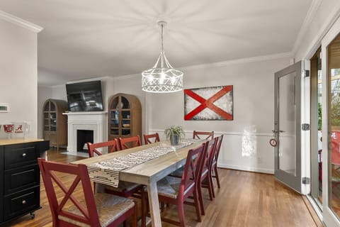 Sweet Home Bama Hideaway-Walk to UA & Bryant Denny Stadium House in Northport