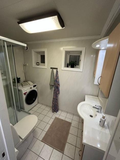 Shower, Toilet, Bathroom, towels