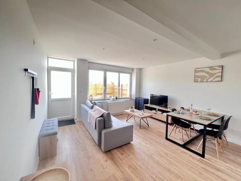 TV and multimedia, Living room, Seating area, Dining area