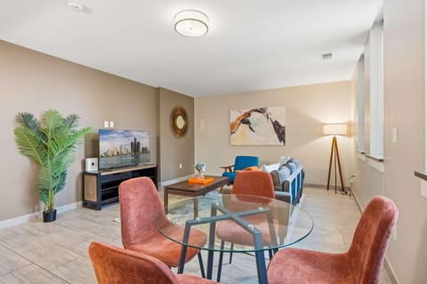 Communal lounge/ TV room, TV and multimedia, Seating area, Dining area