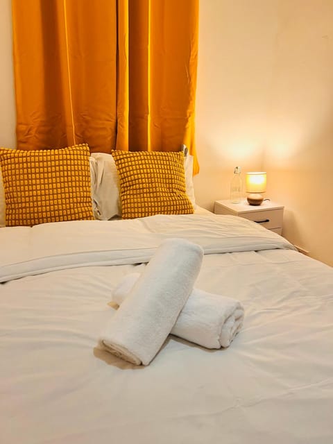 Bed, Bedroom, towels